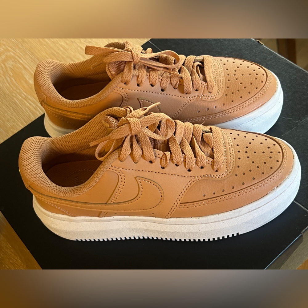 👟🥃LIKE NEW NIKE WOMANS COURT VISION ALTA LIGHT COGNAC SHOES🥃👟